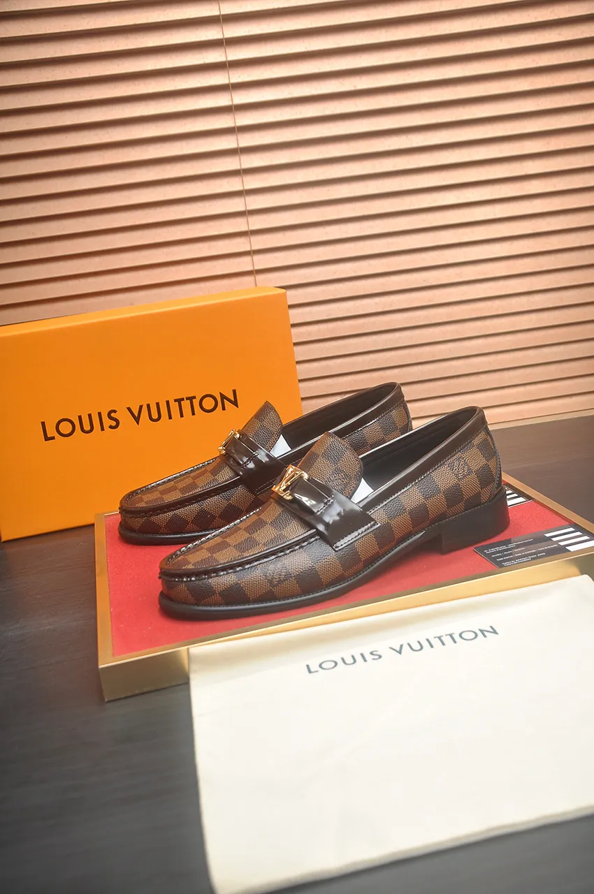 Men's men's shoes 💰540💶 [LV] (original single cowhide lining) 🍀LV's latest genuine leather business suit shoes are launched simultaneously on the official website. The first-layer cowhide imported from Italy is made of heavy gold, 💥official website 1:1 rubber outsole. Versatile to wear, high-end without losing class, and the color combination is extraordinary. This four-season style is alluring when worn on your feet, showing off your big-name flair. Standard code 39-45 (45 customized)